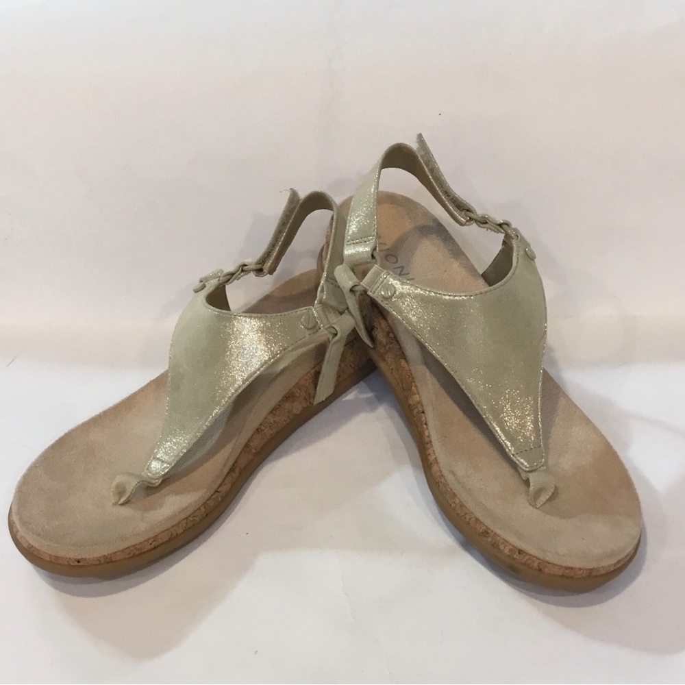Vionic Kirra ll - Women’s Toe-Post Slingback Sandal, Gold Leather, 6.5